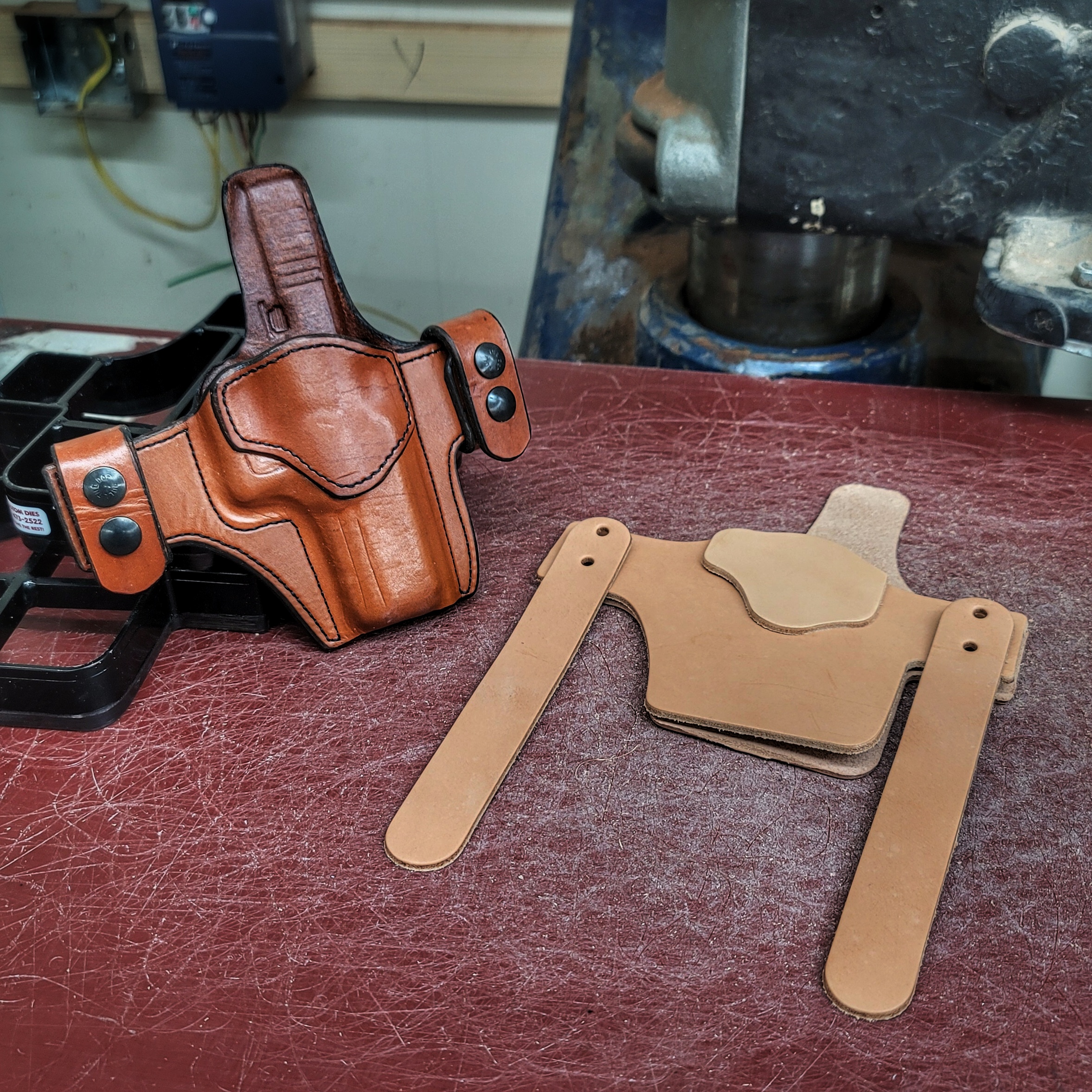 752 SnapCake Click-N-Ship Holster Kit (Clicked Shape) – EDC Leather